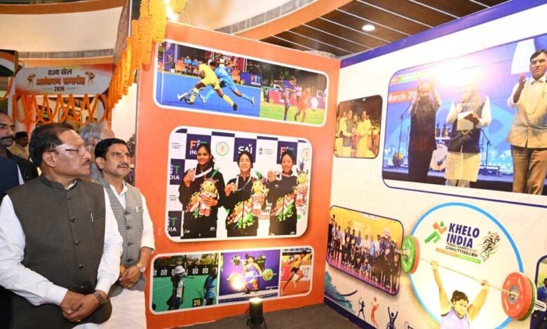 खिलाड़ियों को समर्पित ‘हमारे खिलाड़ी’ कॉफी टेबल बुक का मुख्यमंत्री साय ने किया लोकार्पण 4 30 A 31 1