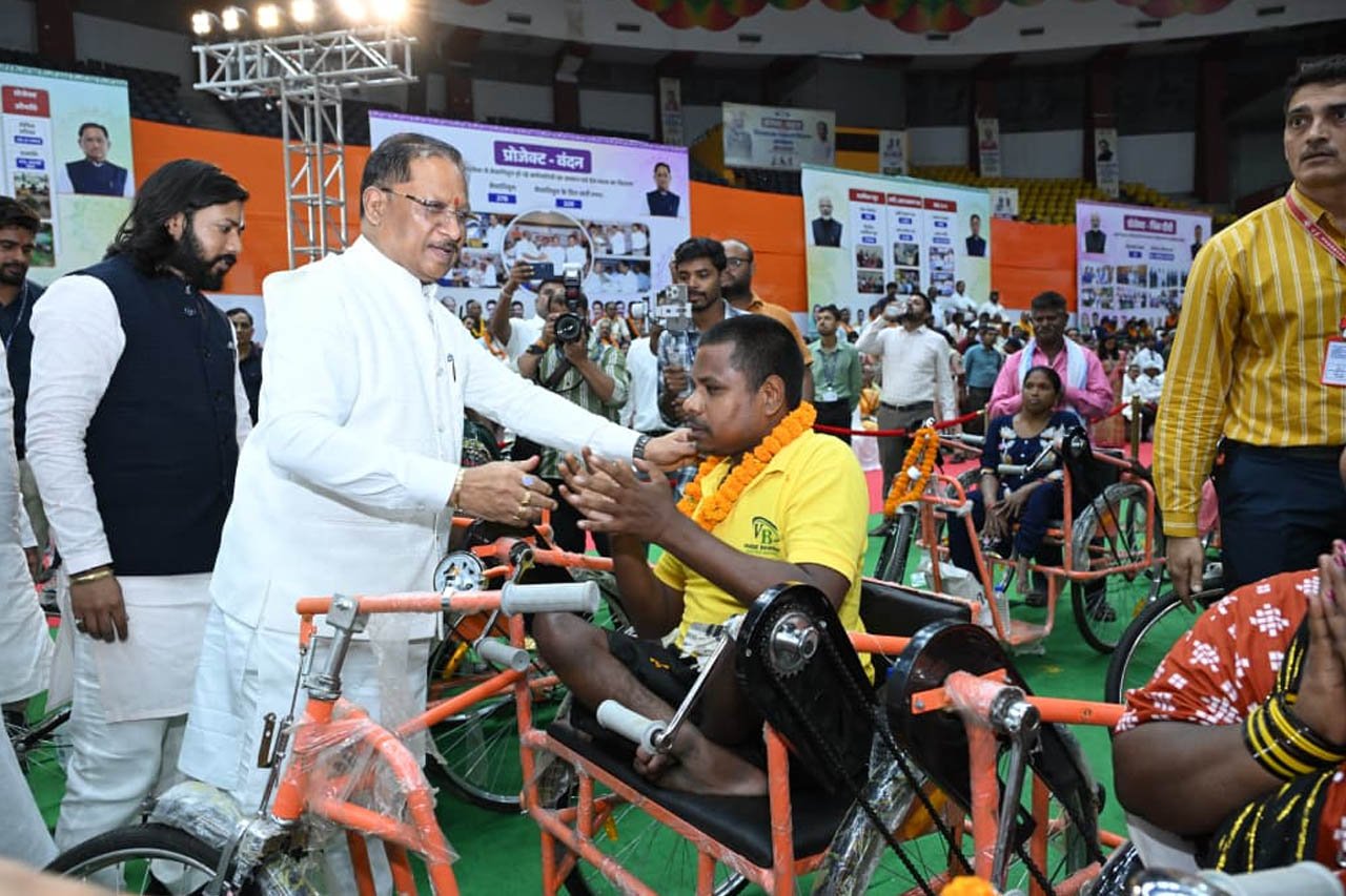 छत्तीसगढ़ सरकार का दिव्यांगजनों पर विशेष फोकस, मुख्यमंत्री विष्णु देव साय ने दोहराई सशक्तीकरण की प्रतिबद्धता 1 3A 19 7