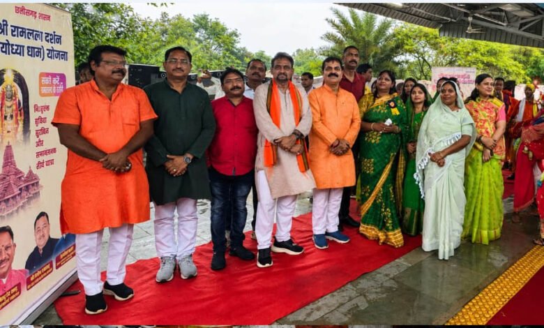 छत्तीसगढ़ से आस्था की यात्रा, सरगुजा संभाग के 850 श्रद्धालु भारत गौरव ट्रेन से पहुंचे रामलला-बाबा विश्वनाथ धाम 8 6A 248