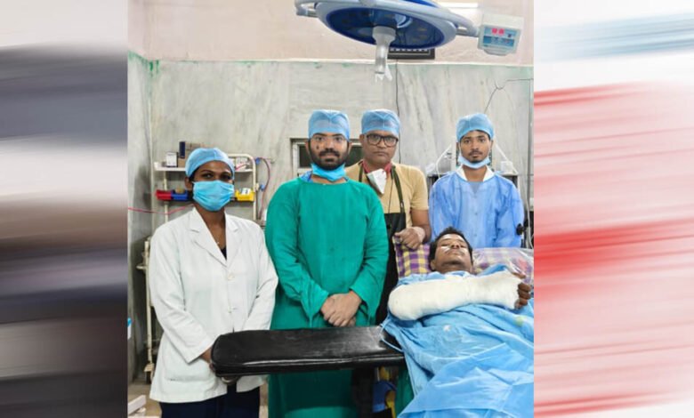 220 बिस्तरीय शासकीय अस्पताल मनेंद्रगढ़ की बड़ी उपलब्धि: जटिल त्वचा प्रत्यारोपण से युवक को मिला नया जीवन 3 6A 87