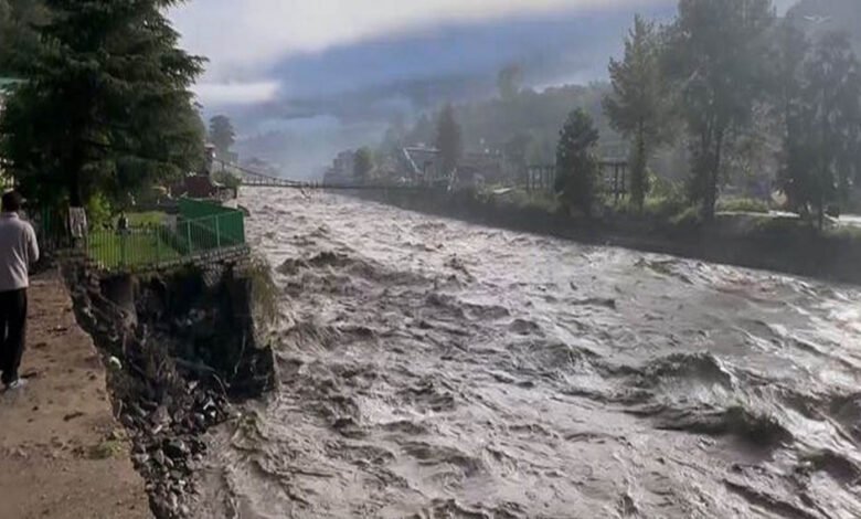 हिमाचल में आफत बनी बारिश, सैकड़ों सड़कें और बिजली व्यवस्था प्रभावित; अगले दो दिन रहना होगा सतर्क 1 7A 143