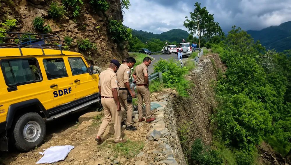 Devprayag-Pauri Road Accident: 250 फीट गहरी खाई में समाई बोलेरो, एक ही परिवार के 5 लोगों की मौत 1 7A 81 3