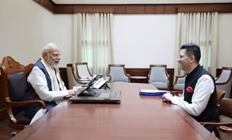 Raghav Chadha Meets PM Modi: AAP सांसद राघव चड्ढा ने प्रधानमंत्री मोदी से की खास मुलाकात, तस्वीरें शेयर कर कही यह बड़ी बात 8 8A 111 2