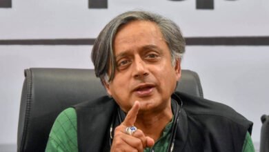 Shashi Tharoor ने फिर साधा कांग्रेस पर निशाना, प्रदर्शन को लेकर 'कॉकरोच' से की तुलना 3 8A 32
