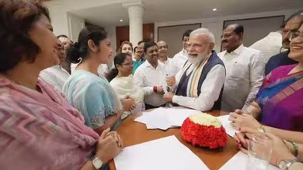 ममता बनर्जी की सांसद सायोनी घोष ने पीएम मोदी के साथ शेयर की फोटो, लिखा दिल जीतने वाला संदेश 1 8A 49 2