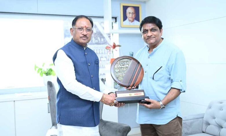 कार्टून वॉच पत्रिका के संपादक त्र्यंबक शर्मा ने मुख्यमंत्री विष्णुदेव साय से की सौजन्य मुलाकात 8 Baster 01 2