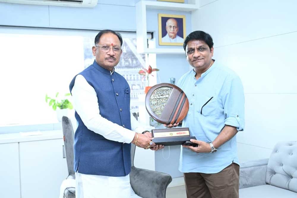 कार्टून वॉच पत्रिका के संपादक त्र्यंबक शर्मा ने मुख्यमंत्री विष्णुदेव साय से की सौजन्य मुलाकात 1 Baster 01 2