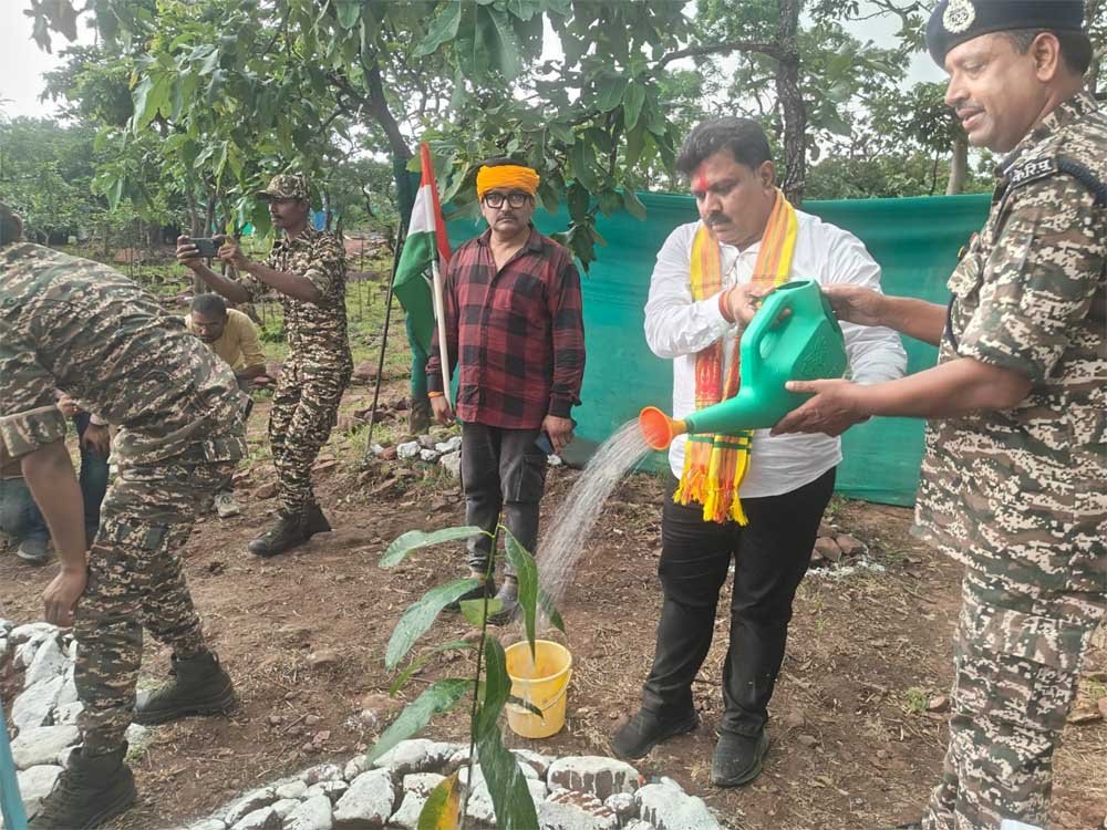 बस्तर में नक्सलवाद समाप्ति के बाद जन मन के भय और भ्रम को दूर करने के लिए 3 दिन की तिरंगा यात्रा पर निकले उपमुख्यमंत्री विजय शर्मा 1 Baster 02 3