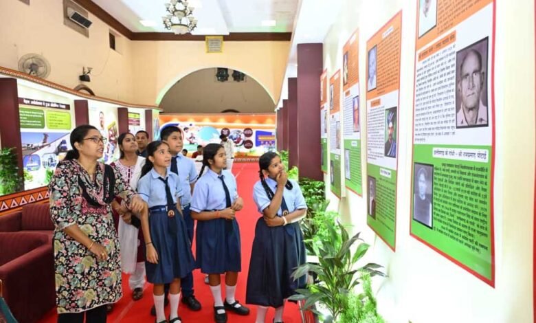 ‘वंदे मातरम्’ की 150 वर्षों की गौरवशाली यात्रा, सेनानियों के योगदान और सुशासन की उपलब्धियों का प्रदर्शन 1 Bhbhajan 02