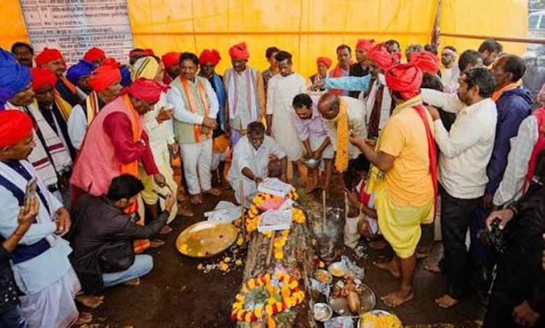 Bastar दशहरा की पहली रस्म संपन्न, जंगल से लाई साल की लकड़ी मां दंतेश्वरी को चढ़ाई 7 Chhattisgarh News 01 2 8