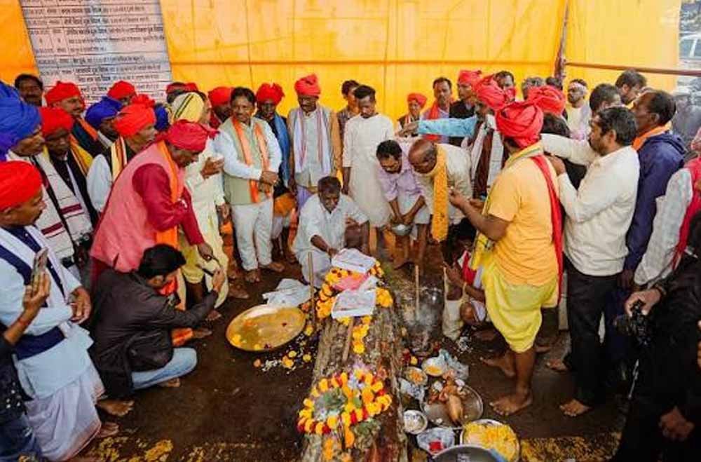 Bastar दशहरा की पहली रस्म संपन्न, जंगल से लाई साल की लकड़ी मां दंतेश्वरी को चढ़ाई 1 Chhattisgarh News 01 2 8