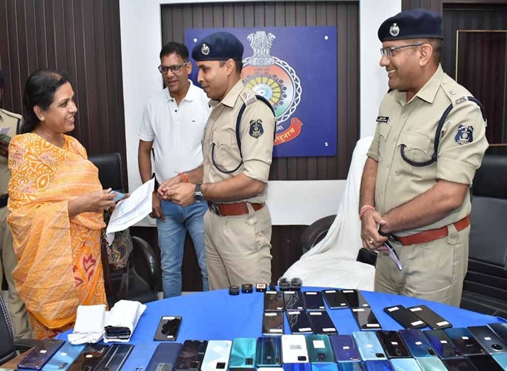 CG News: 60 लाख के 200 गुम मोबाइल बरामद, पुलिस ने असली मालिकों को लौटाए 1 Chhattisgarh News 03 3 1
