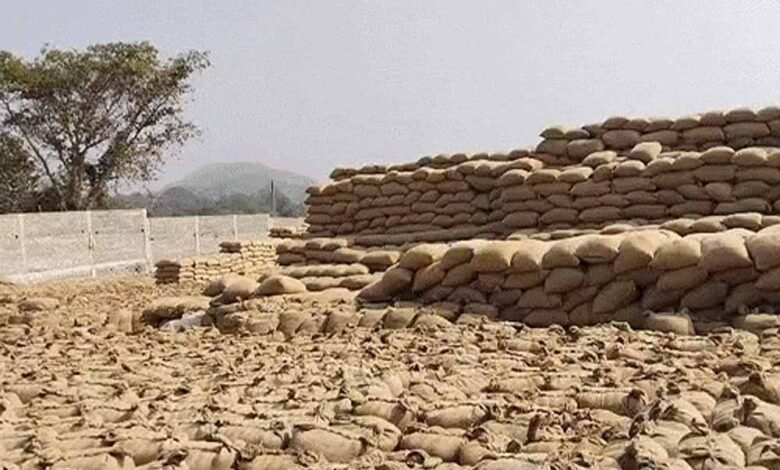 धान की बोरियों में मिट्टी मिलाकर ₹1.31 करोड़ का नुकसान, खरीदी केंद्र के दो जिम्मेदार गिरफ्तार 5 Chhattisgarh News 03 3 10