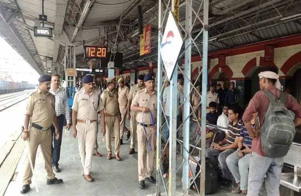 बिलासपुर रेलवे स्टेशन पर सुरक्षा सख्त, 15 अगस्त से पहले यात्रियों और सामान की गहन जांच 1 Chhattisgarh News 04 3 11