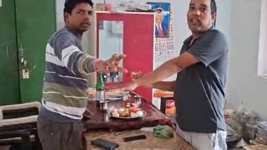 CG: स्कूल ऑफिस में शराब पीते मिले दो शिक्षक, वीडियो सामने आने पर कार्रवाई की तैयारी 2 Chhattisgarh News 05 2