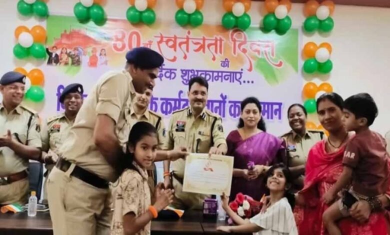 बिलासपुर में पुलिसकर्मियों का सम्मान, SSP ने 83 अधिकारी-कर्मचारियों को किया पुरस्कृत 8 Chhattisgarh News 06 2 13