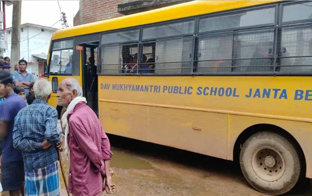 CG में बड़ा हादसा: बच्चों से भरी स्कूल बस अनियंत्रित होकर पलटी, 18 घायल 1 Chhattisgarh News 06 3 20