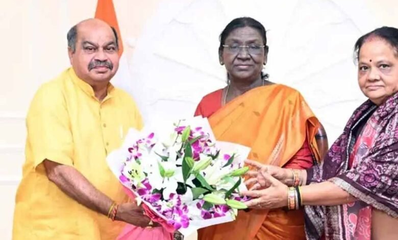 राष्ट्रपति मुर्मू को नुआखाई पर्व का निमंत्रण, विधायक पुरंदर ने दिल्ली में सौंपा न्योता 3 Chhattisgarh News 07 3 5