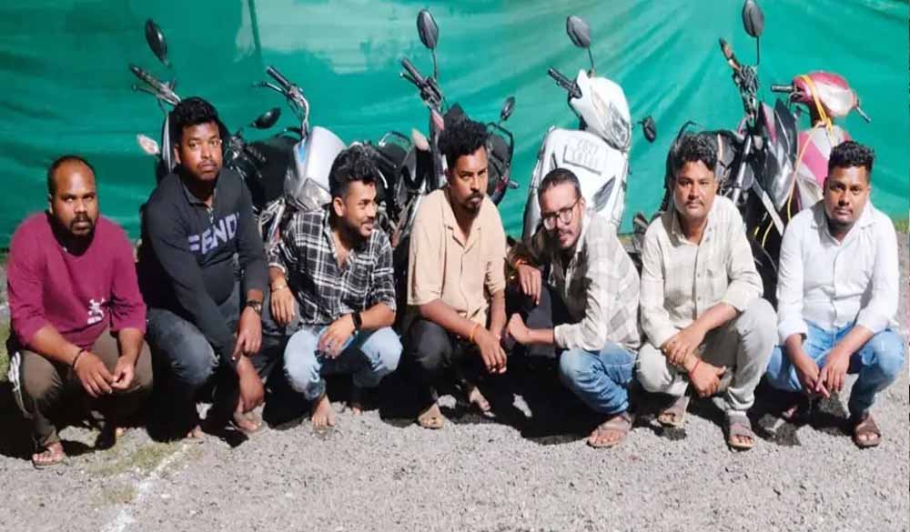 जुए के अड्डे पर पुलिस की बड़ी रेड, 7 जुआरी पकड़े गए; 6 दोपहिया वाहन जब्त 1 Chhattisgarh News 08 3 16