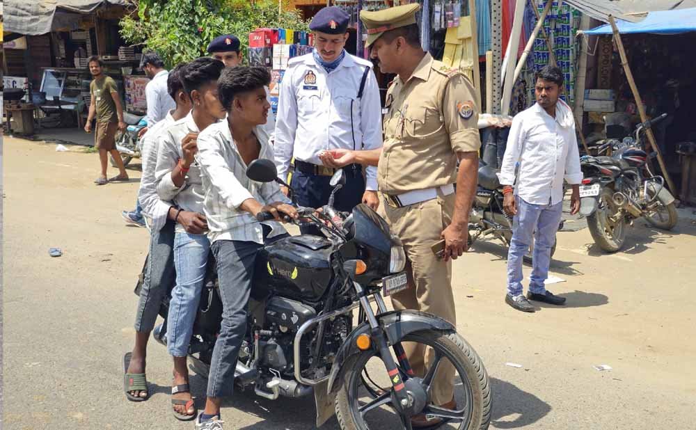 CG में ट्रैफिक पुलिस का बड़ा एक्शन, 1035 वाहन चालकों से 5 लाख रुपये जुर्माना वसूला 1 Chhattisgarh News 09 2 6