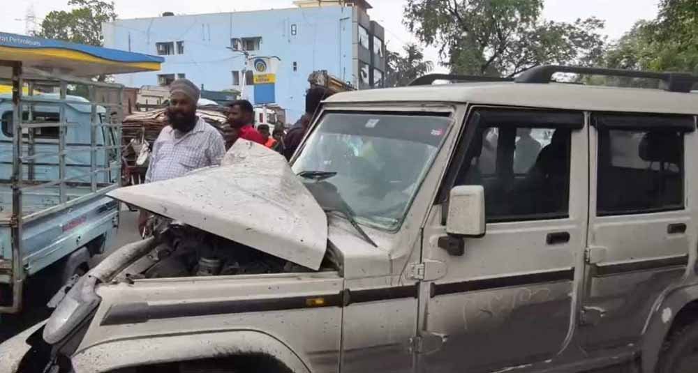 CG Road Accident: बस और बोलेरो की टक्कर से मचा हड़कंप, कई यात्री हुए घायल 1 Chhattisgarh News 09 3 1