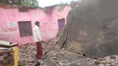CG में बड़ा हादसा टला! जर्जर पंचायत भवन की छत गिरी, सरपंच और सचिव बाल-बाल बचे 4 Chhattisgarh News 10 2 14