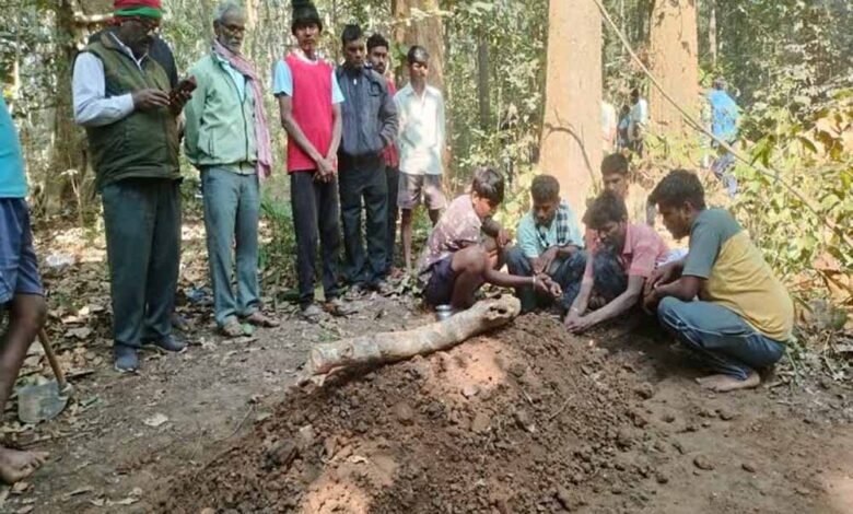 महिला के शव को दफनाने पर धमतरी में विवाद, समझौते के बाद हिंदू रीति से होगा अंतिम संस्कार 7 Chhattisgarh News 10 2 4