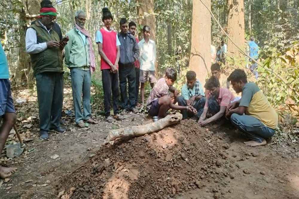 महिला के शव को दफनाने पर धमतरी में विवाद, समझौते के बाद हिंदू रीति से होगा अंतिम संस्कार 1 Chhattisgarh News 10 2 4