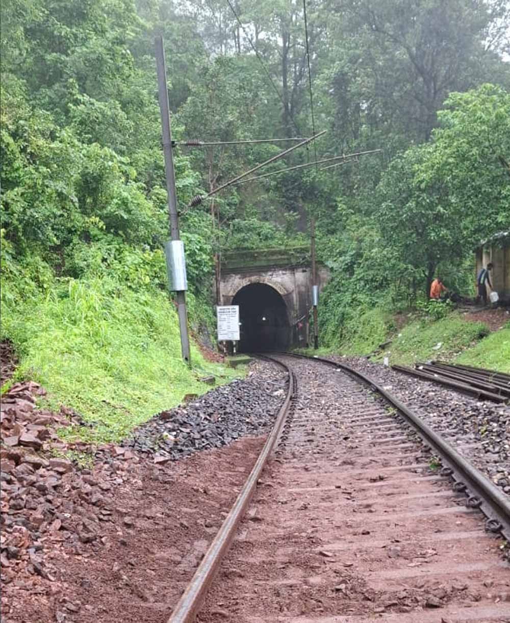 बस्तर में बारिश का असर, रेल लाइन पर भूस्खलन के डर से धीमी रफ्तार से दौड़ेंगी ट्रेनें 1 Chhattisgarh News 10 3