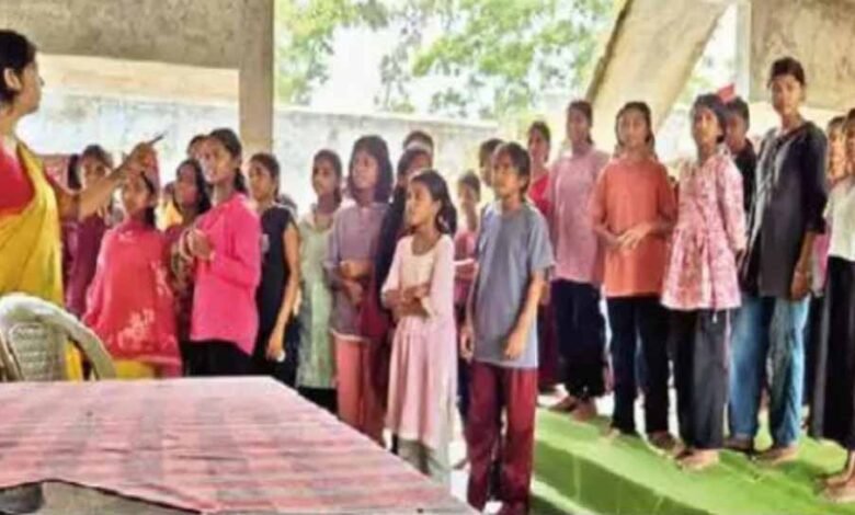 छात्रावास में बच्चों से काम कराने का आरोप, वर्दी धुलवाने और मालिश करवाने की शिकायत 9 Chhattisgarh News 11 3 5