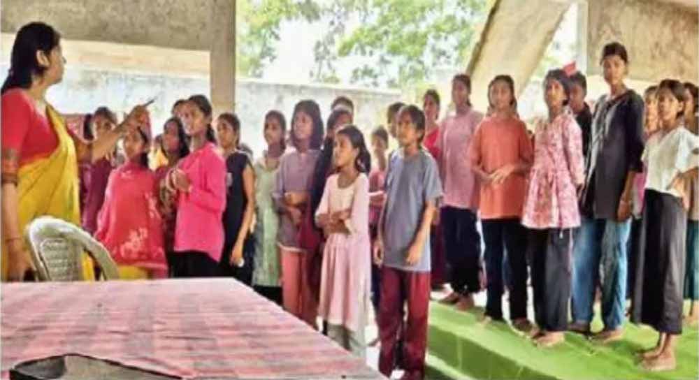 छात्रावास में बच्चों से काम कराने का आरोप, वर्दी धुलवाने और मालिश करवाने की शिकायत 1 Chhattisgarh News 11 3 5
