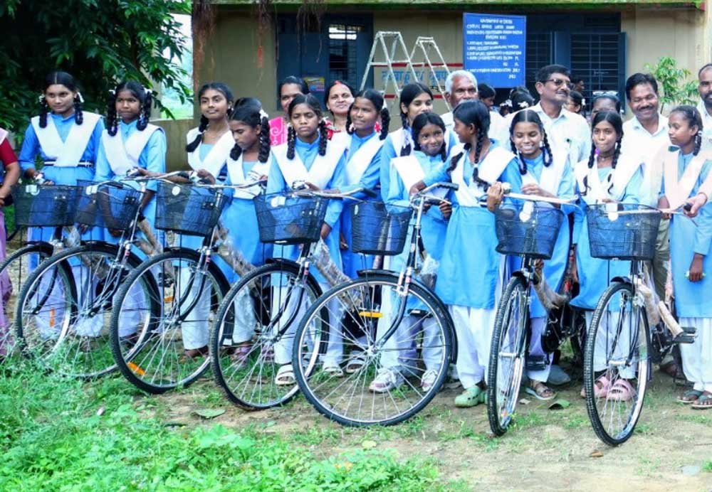 बेटियों के सपनों को मिली रफ्तार, ठग्गांव की 18 छात्राओं को साइकिल वितरण 1 Ciycle 01 1