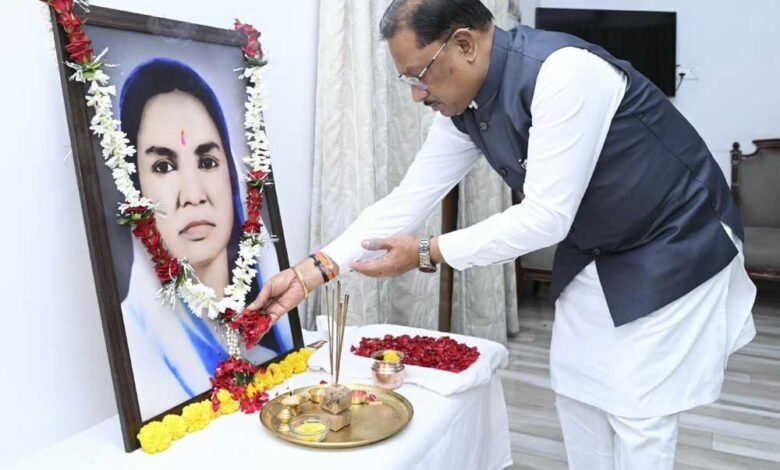 मुख्यमंत्री साय ने छत्तीसगढ़ की प्रथम महिला सांसद और समाज सेविका मिनीमाता जी की पुण्यतिथि पर किया नमन 8 Firsy 01
