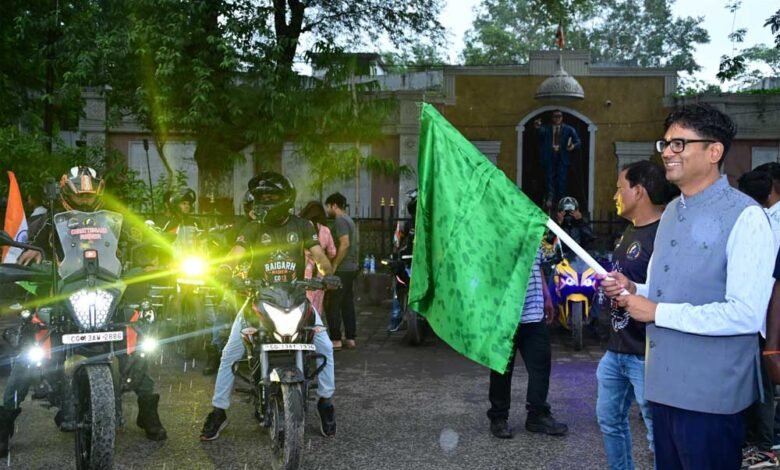 स्वतंत्रता दिवस की पूर्व संध्या पर रायगढ़ में निकला भव्य तिरंगा फ्लैग मार्च 2 Flag 01