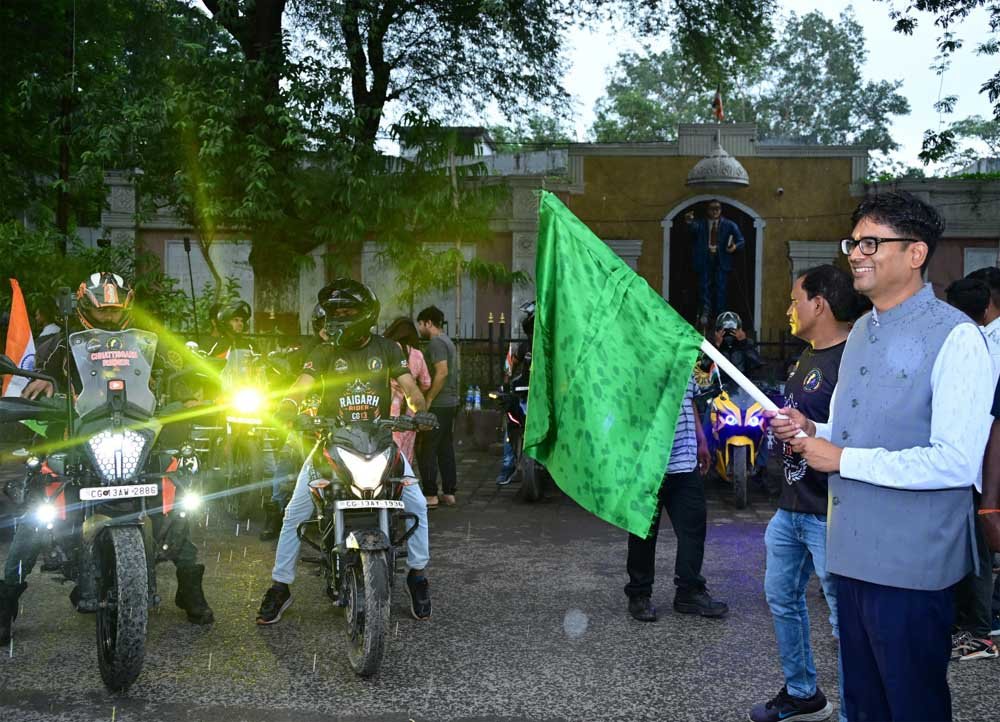 स्वतंत्रता दिवस की पूर्व संध्या पर रायगढ़ में निकला भव्य तिरंगा फ्लैग मार्च 1 Flag 01