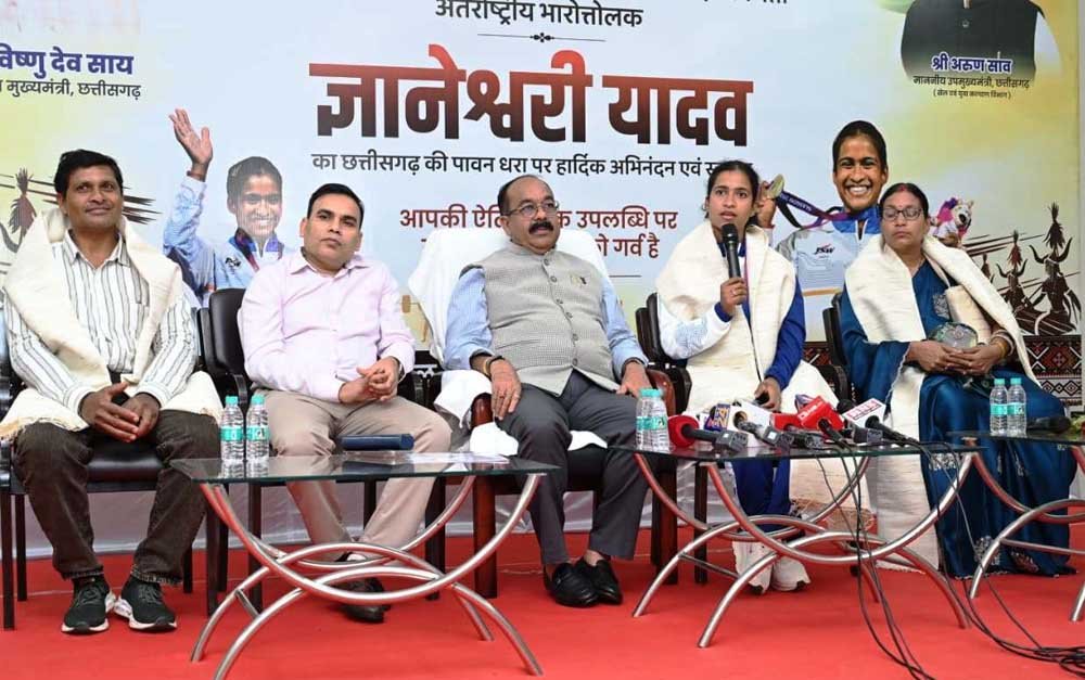 उप मुख्यमंत्री ने ज्ञानेश्वरी और उनके माता-पिता का किया सम्मान 1 Gyaneshwari 03