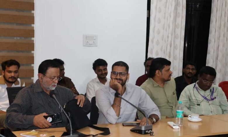 चेन्नई के मीडिया प्रतिनिधियों ने डीआरजी और एसटीएफ जवानों से जाना नक्सल मुक्त बीजापुर का बदलाव 3 Mau03