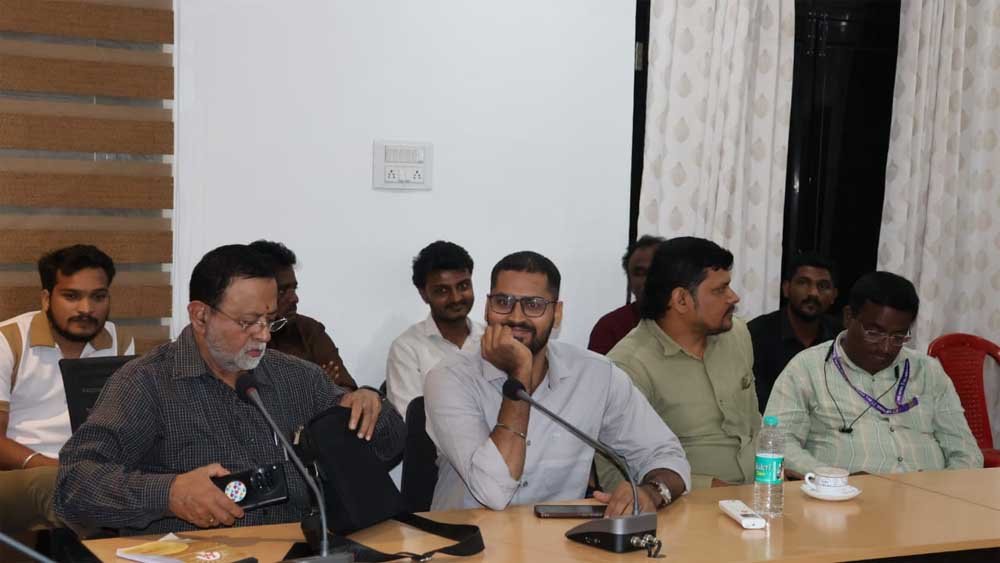 चेन्नई के मीडिया प्रतिनिधियों ने डीआरजी और एसटीएफ जवानों से जाना नक्सल मुक्त बीजापुर का बदलाव 1 Mau03