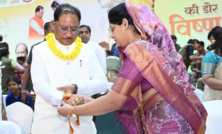 शहीद उप निरीक्षक युगल किशोर वर्मा की धर्मपत्नी माधुरी वर्मा ने बांधी राखी तो भावुक हुए मुख्यमंत्री विष्णुदेव साय 7 Moved 01 1