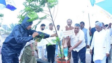 ‘एक पेड़ माँ के नाम’ अभियान से पर्यावरण संरक्षण का संदेश, मंत्री राजेश अग्रवाल ने किया वृक्षारोपण 2 Ped 01 1