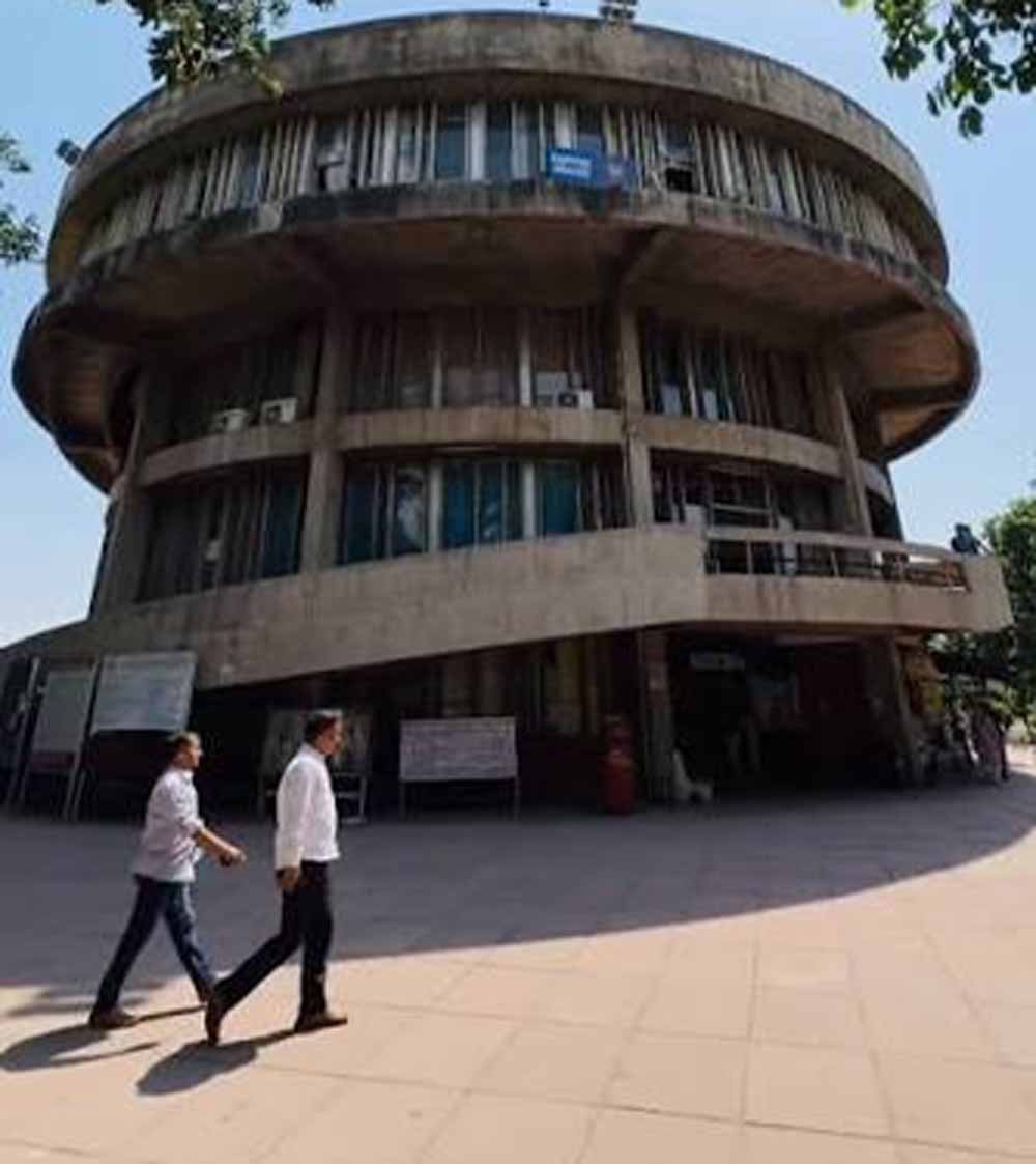 पंजाब यूनिवर्सिटी के स्टूडेंट सेंटर को बम से उड़ाने की धमकी, पुलिस-एजेंसियों ने शुरू की जांच 1 Punjab News 03 3 6