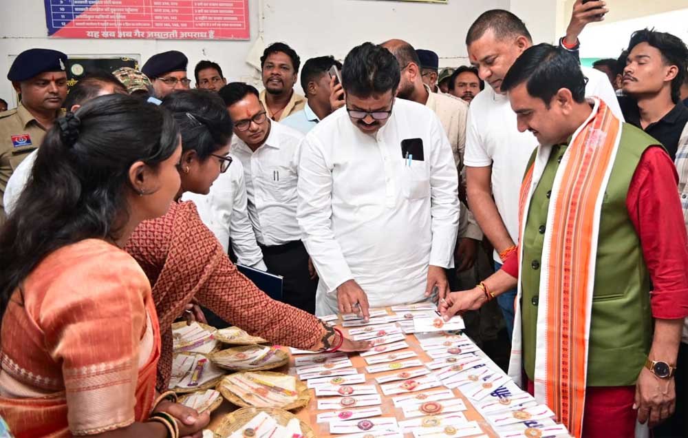 स्थानीय उत्पादों से रोजगार और आय के अवसर बढ़ाने की पहल को केंद्रीय राज्य मंत्री तोखन साहू ने सराहा 1 Rakhiiiiiiiiii 1