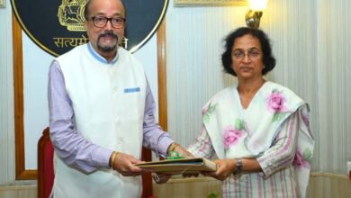 राज्यपाल डेका को लोक सेवा आयोग की अध्यक्ष सु शांडिल्य ने वार्षिक प्रतिवेदन सौंपा 2 Sandhya