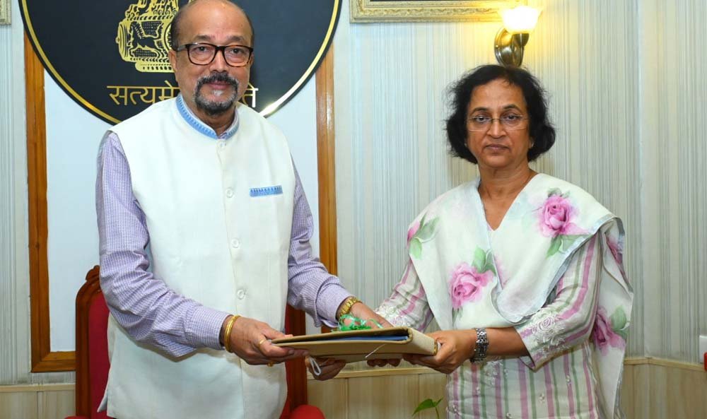 राज्यपाल डेका को लोक सेवा आयोग की अध्यक्ष सु शांडिल्य ने वार्षिक प्रतिवेदन सौंपा 1 Sandhya