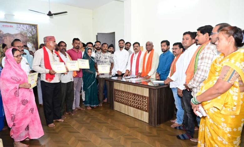 पीएम आवास योजना शहरी 2.0 से साकार होगा पक्के घर का सपना : हितग्राहियों को मिले स्वीकृति पत्र 7 Sharma 01