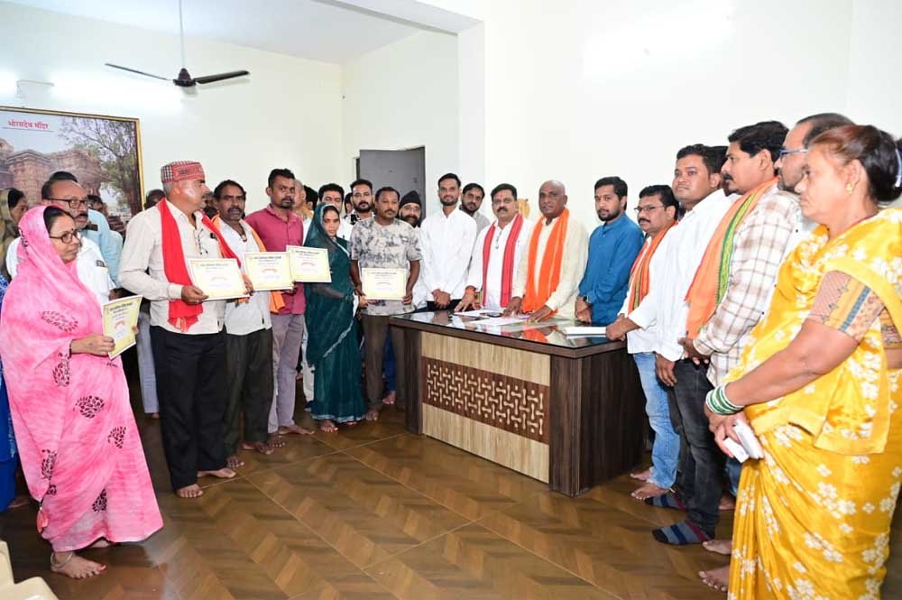 पीएम आवास योजना शहरी 2.0 से साकार होगा पक्के घर का सपना : हितग्राहियों को मिले स्वीकृति पत्र 1 Sharma 01