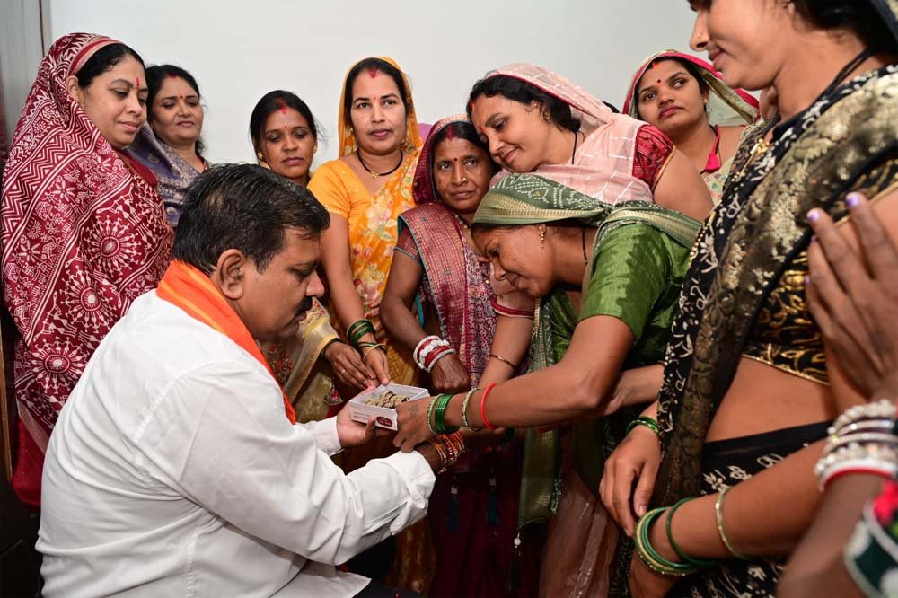 बिहान की दीदियों ने विजय शर्मा को बांधी राखी, गुजरात भ्रमण के अनुभवों ने बिखेरी नई उम्मीदें 1 Sharma 02 2