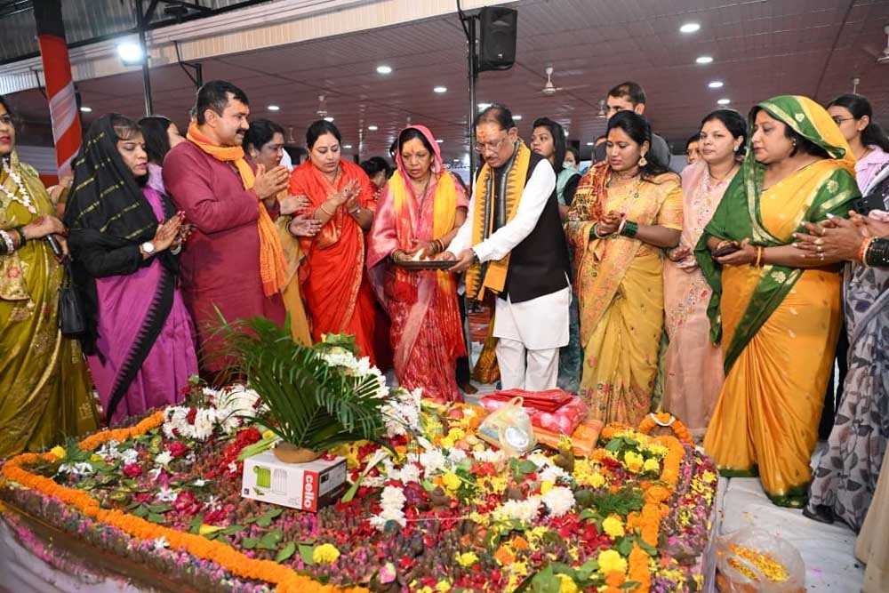 मुख्यमंत्री विष्णुदेव साय ने पवित्र श्रावण मास में अपने निवास में किया रुद्राभिषेक 1 Shravan 01