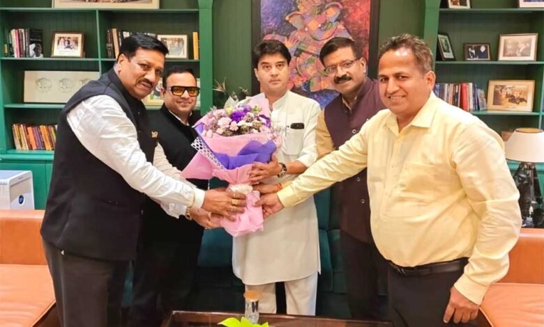 केंद्रीय संचार मंत्री ज्योतिरादित्य सिंधिया से चेम्बर पदाधिकारियों ने की सौजन्य भेंट, विभिन्न महत्वपूर्ण विषयों पर किया आग्रह 1 Sindhiya 01