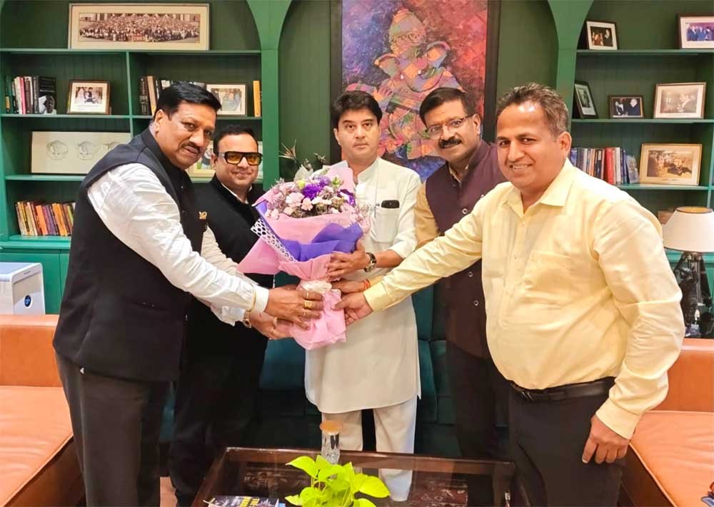 केंद्रीय संचार मंत्री ज्योतिरादित्य सिंधिया से चेम्बर पदाधिकारियों ने की सौजन्य भेंट, विभिन्न महत्वपूर्ण विषयों पर किया आग्रह 1 Sindhiya 01